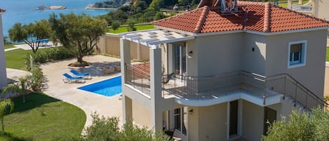 Kefalonian Emerald enjoys panoramic views of Mount Ainos and the Ionian Sea