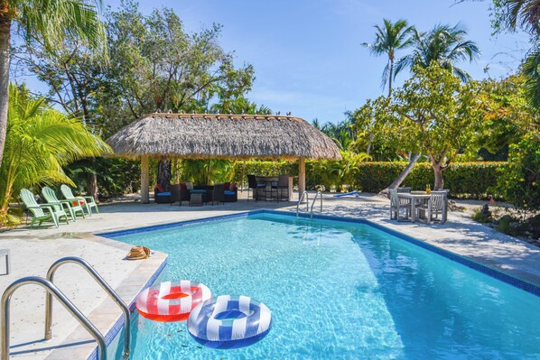 beautiful, private pool and tiki 