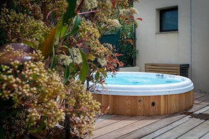 Outdoor spa tub