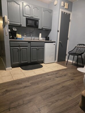Studio, Kitchenette