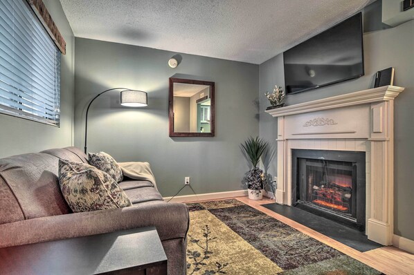 Gatlinburg Vacation Rental | 1BR | 1BA | Step-Free Access | 420 Sq Ft