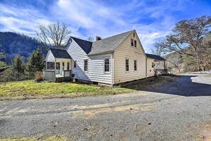 Parking | Driveway (4 Vehicles) | Trailer Parking