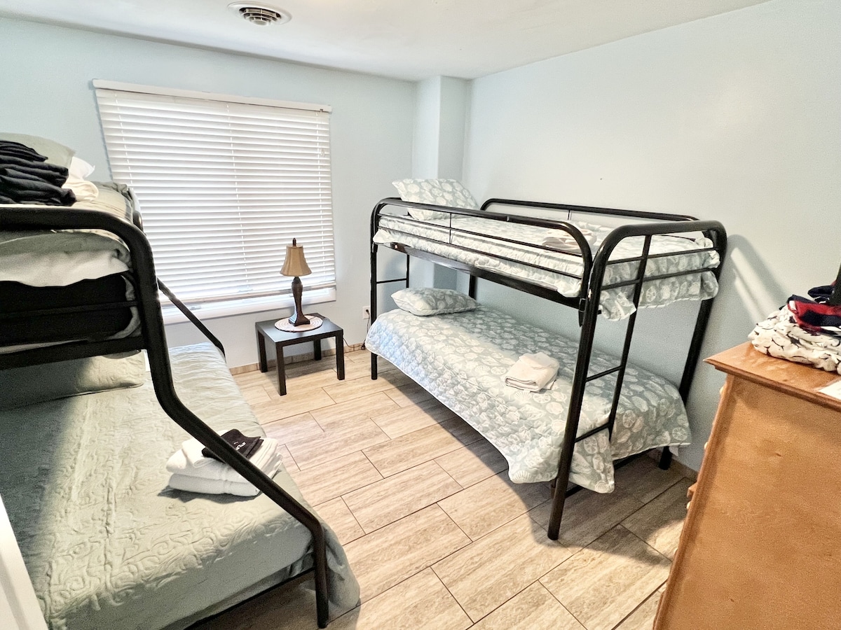 Pool, hot tub, family friendly home, walk to beach.