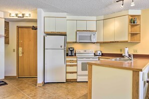 Kitchen | Cooking Basics | Coffee Maker | Paper Towels/Trash Bags Provided