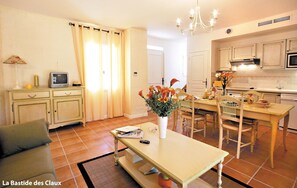 You will love the colourful and classic decor of your Varois holiday house.