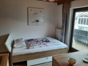 Einzelzimmerappartement OG mit Balkon-Einzelzimmer OG