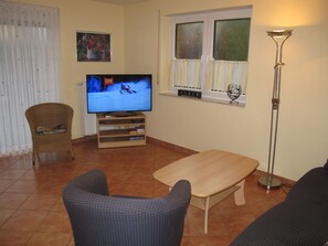 Möbel, Eigentum, Fernsehen, Gebäude, Komfort, Holz, Wohnzimmer, Fernsehgerät, Stuhl, Flooring