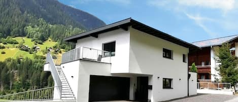 Außenseite Ferienhaus [Sommer]