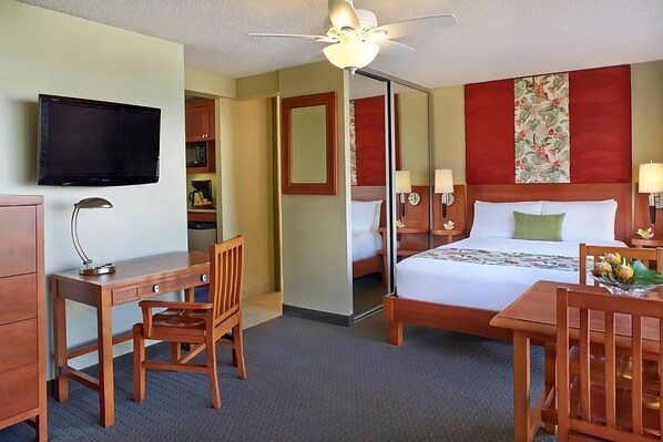 Studio with a Queen size bed.  Exact unit will be assigned upon arrival. Views, colors and decor may vary.