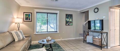Seminole Vacation Rental | 2BR | 1.5BA | 1,000 Sq Ft | 1 Step Required to Enter