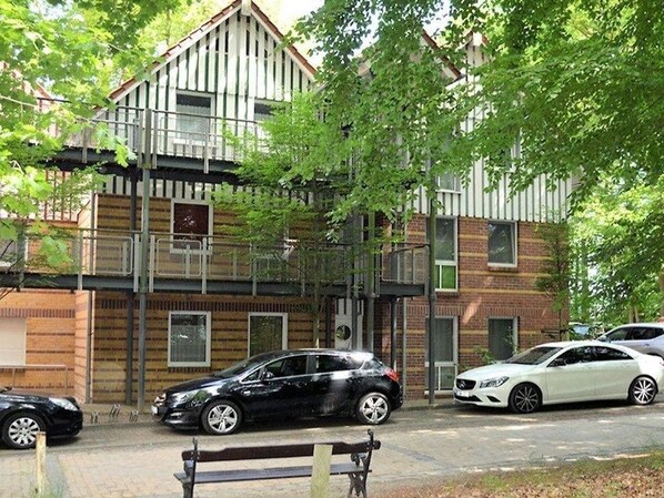 Vorderhaus Parkplatz / Eingang