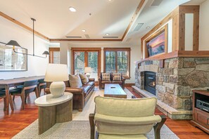 4001 Northstar Dr Unit 404-print-008-019-Interior-3270x2181-300dpi