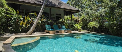 Villa Tukad - unique fully-staffed villa with pool and stunning tropical gardens