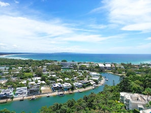 Birdseye view, location close to Noosa National Park, Hastings St and Noosa Main Beach