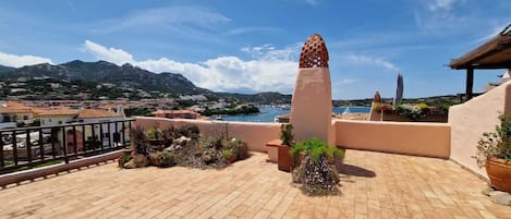 Terrasse mit Blick auf den Porto Vecchio und die Piazza von Porto Cervo