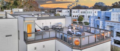 Rooftop area with views of Nashville