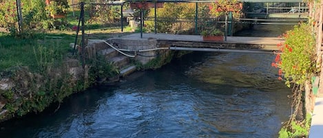 Vue sur la rivière depuis la terrasse