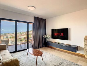 Indulge in the pinnacle of luxury living in Funchal's prestigious apartment.
#livingroom #smartTV #oceanview #funchal #bay #bluesky #modern