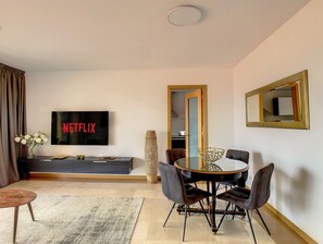 Luxury and serenity intertwine seamlessly in this Funchal apartment's design.
#diningarea #livingroom #decor