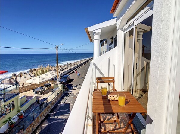 Discover a charming 3-bedroom house in Paúl do Mar, tastefully modern decorated, with two ocean-view balconies. Embrace coastal living at its finest. #calheta #paúldomar #waves #surf #oceanview