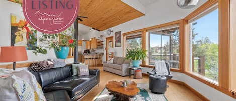 NW Elmwood Gorgeous Views  Bend OR Vacation Home, Sleeps 6