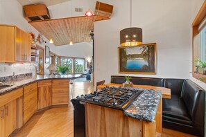 Gas range, kitchen nook w bench seating