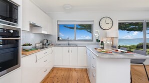Absolute Beach | Amazing Views | Kitchen