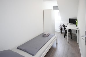 Schlafzimmer 2 mit Einzelbett und Arbeitstisch