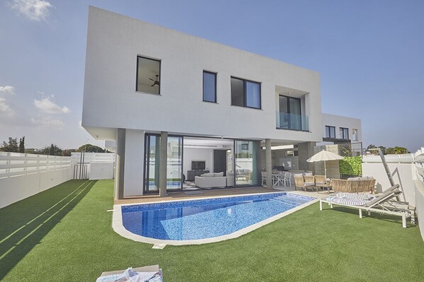 Villa Almar, Stylish 3BDR Protaras Villa, Close to All Amenities