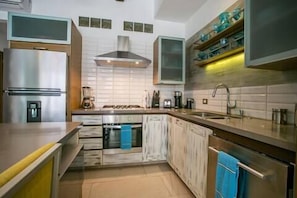 Modern and well-equipped kitchen