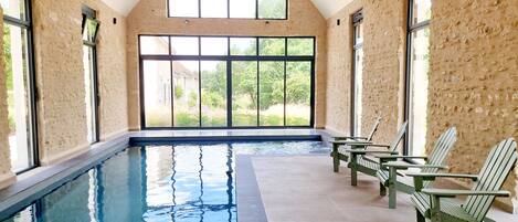 Piscine d'hiver chauffée avec zone spa