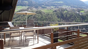 Der riesige Südbalkon mit herrlicher Aussicht auf Schenna, Meran und Dorf Tirol