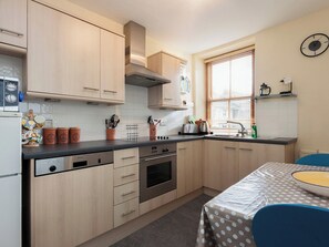 Delightful kitchen with breakfast area | Lower Street 10, Dartmouth