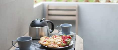 Petite terrasse privee, parfait pour petit dejeuner ou des verres l'apres midi.