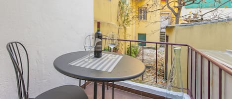 Joli terrasse privee donant sur cour prive, parfait pour des verres ou repas.