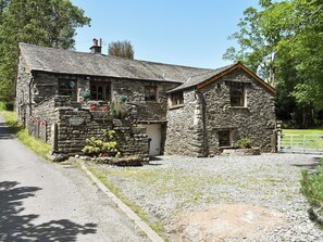 Spacious holiday home  | Riverside Mill & Glamping Pod, Patton, near Kendal