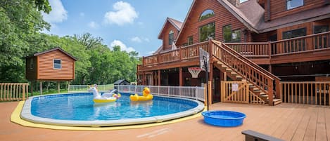 7 Bedroom house with Private Pool and Huge deck!