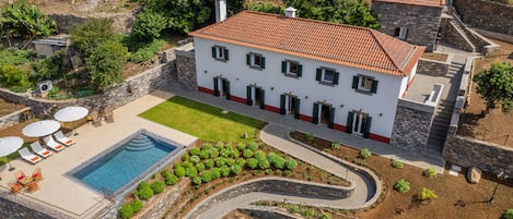 Bird's-eye view of the house 