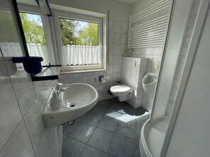 Tap, Plumbing Fixture, Bathroom Sink, Sink, Property, Building, Window, Bathroom, Interior Design, Floor