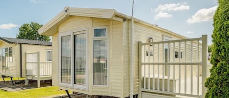 Gold 8 Caravan (Pet) - North Shore Holiday Park, Roman Bank, Skegness