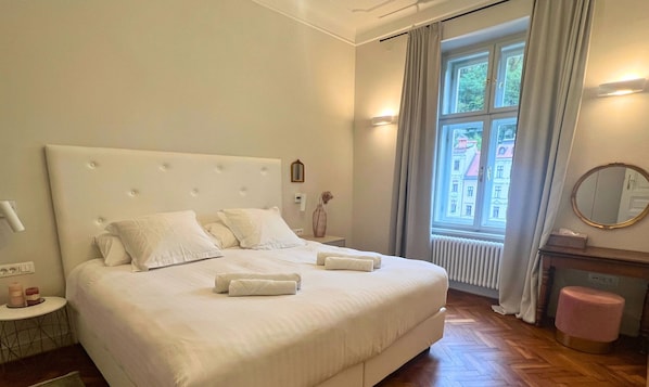 Main bedroom with the river and castle view