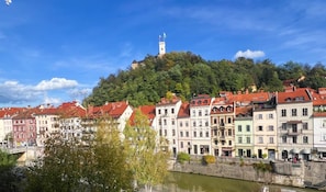 Blick auf die Ljubljanica und die Burg vom Wohnzimmerfenster aus