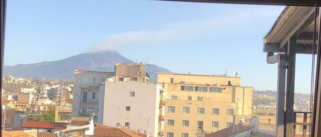 Una vista mozzafiato su Catania  e sul temuto Vulcano più alto d’Europa..L’Etna!