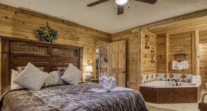 Pigeon Forge Cabin Near Dolly Wood King Size Bed