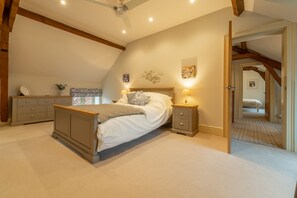 Field Corner, Docking: Master bedroom with en-suite with double basins and walk-in shower