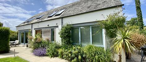 Outside view of The Studio Holiday Cottage, Padstow, North Cornwall