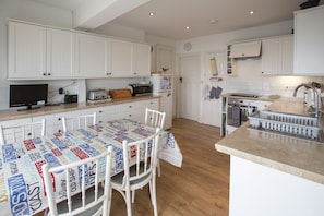 Kitchen and dining area of Aeolian Holiday Cottage, Padstow, North Cornwall