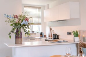 Modern comunnual kitchen