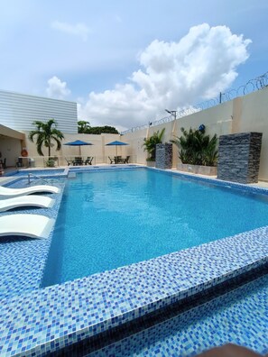 Swim-up bar