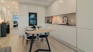 An inviting dining area that will comfortably fit everyone.
#diningarea #comfort #modern #portugal #pt #oeiras